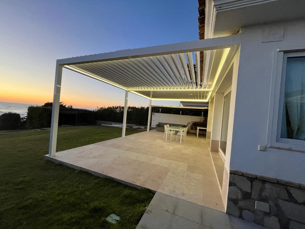 Pérgola bioclimática CEPI con iluminación LED al atardecer en El Puerto de Santa María