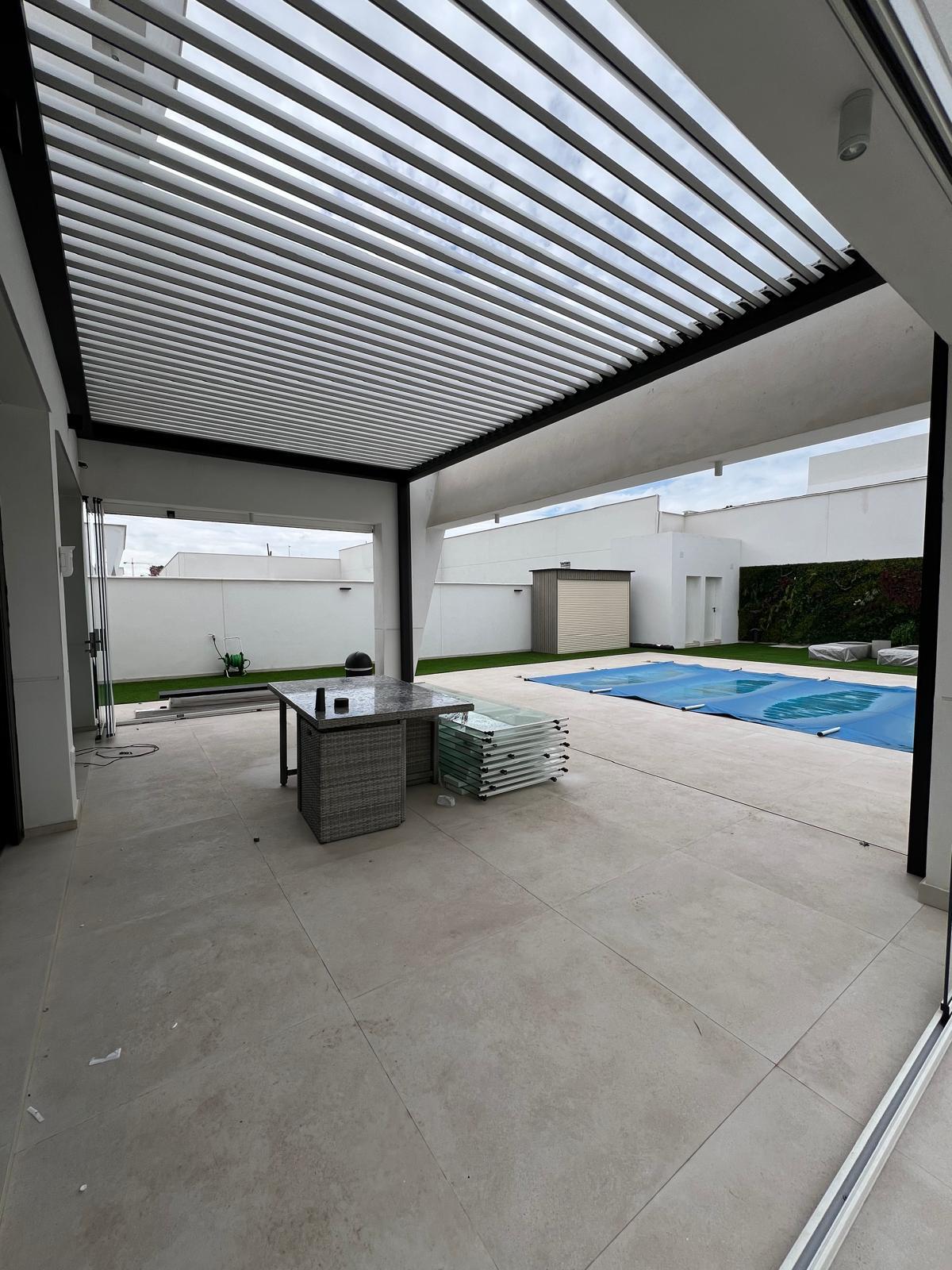 Pérgola HIBRA HOR450 con acabado madera y jacuzzi