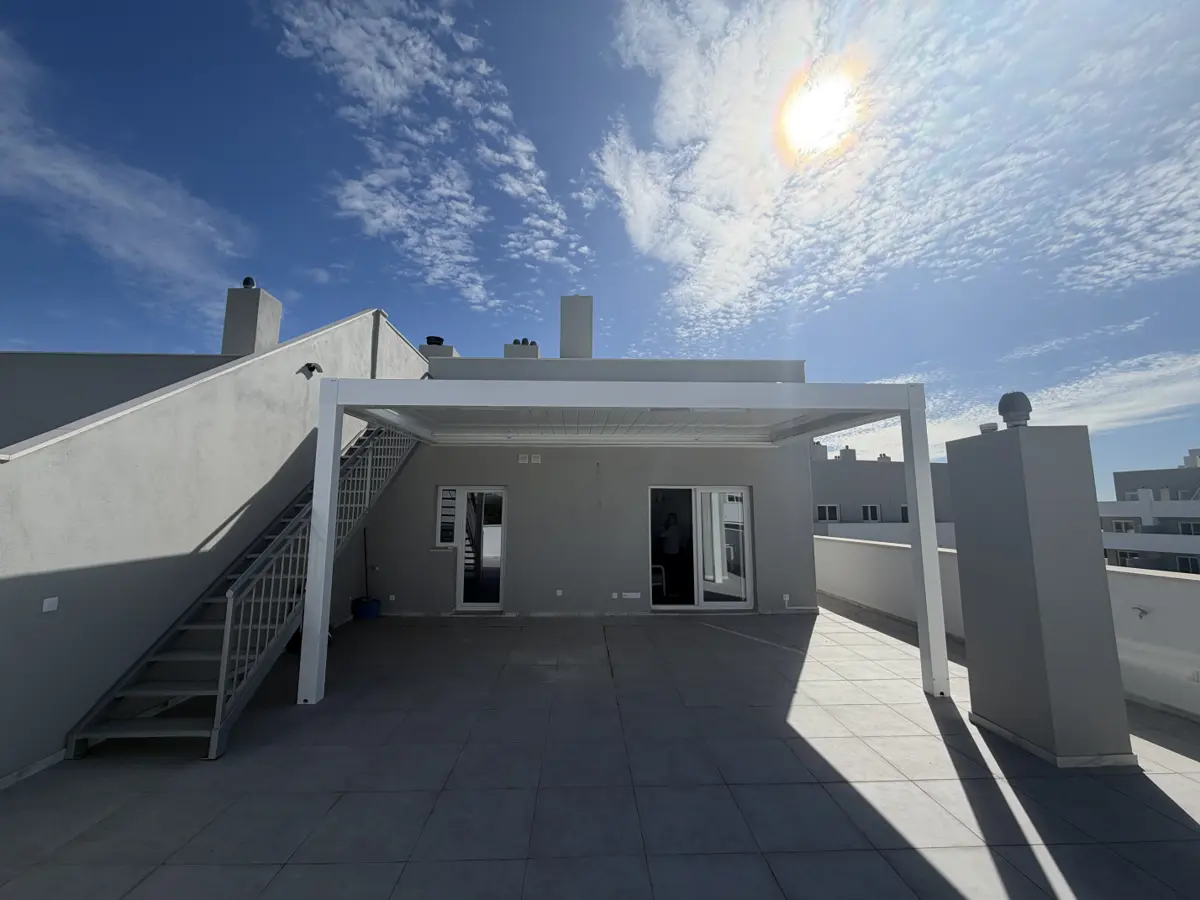 Pérgola bioclimática de aluminio instalada en terraza en Andalucía