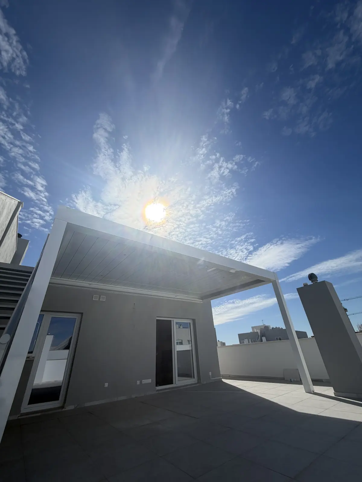 Pérgola bioclimática con cortinas de cristal y suelo técnico en Puerto Sherry