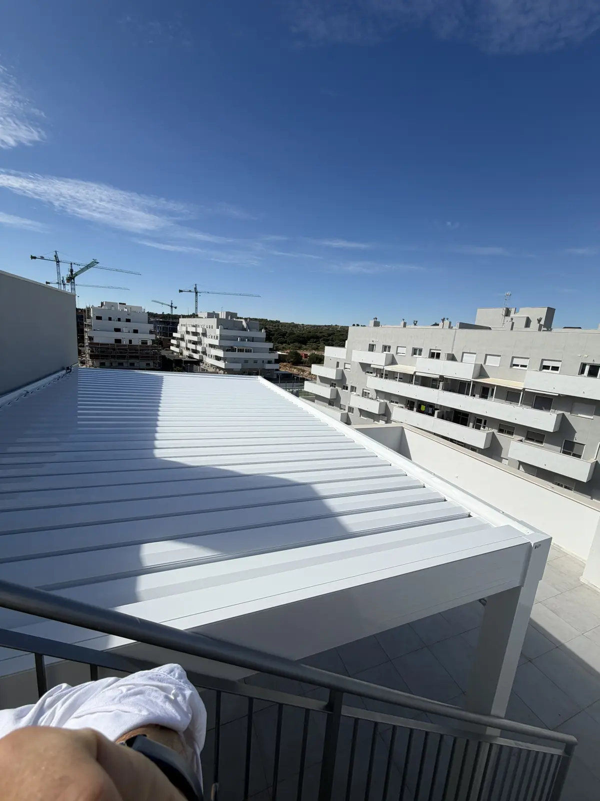 Pérgola bioclimática vista superior con lamas cerradas sobre terraza junto al Atlántico, Conil de la Frontera