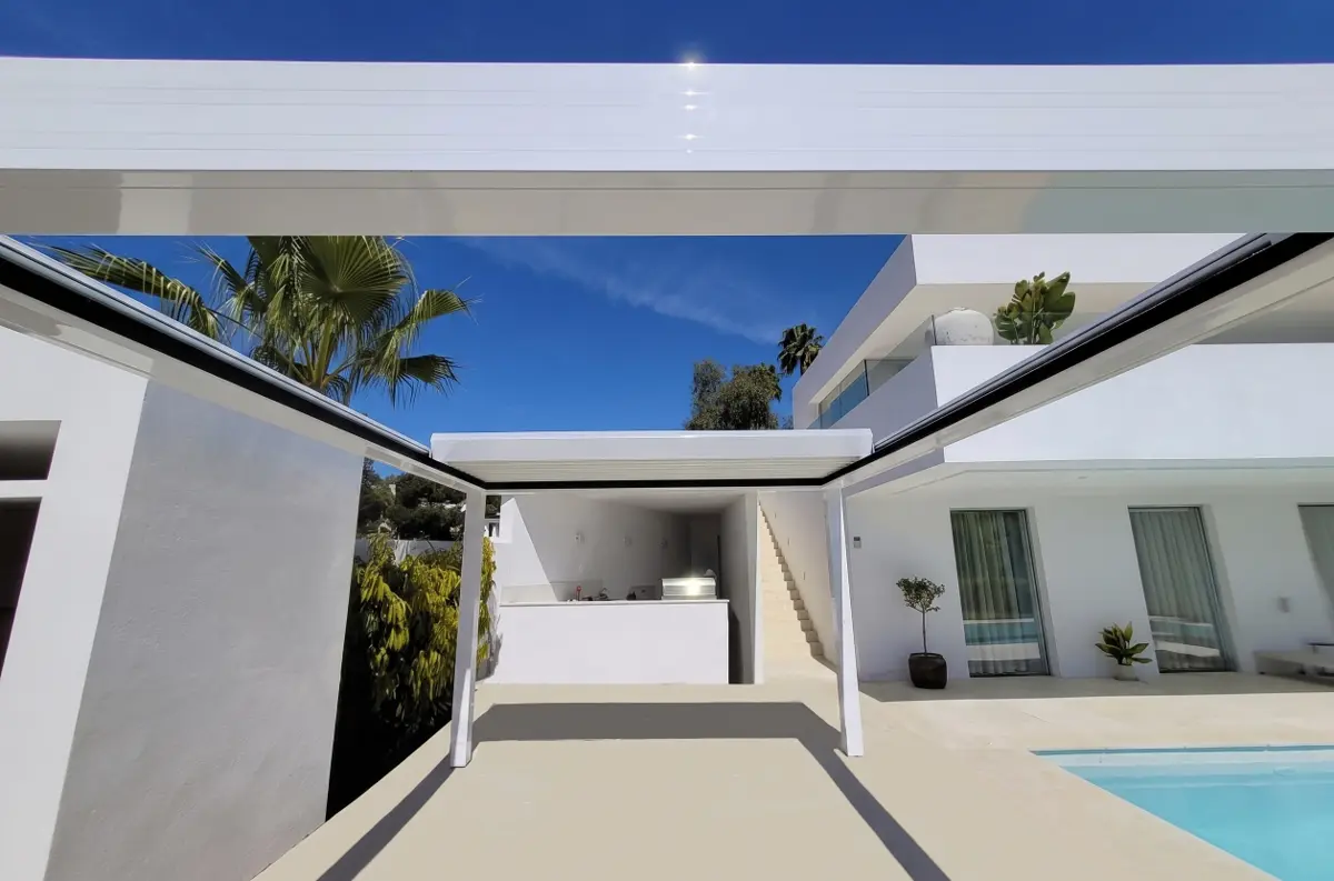 Pérgola bioclimática de gama alta en Cádiz: referencia de precio orientativo