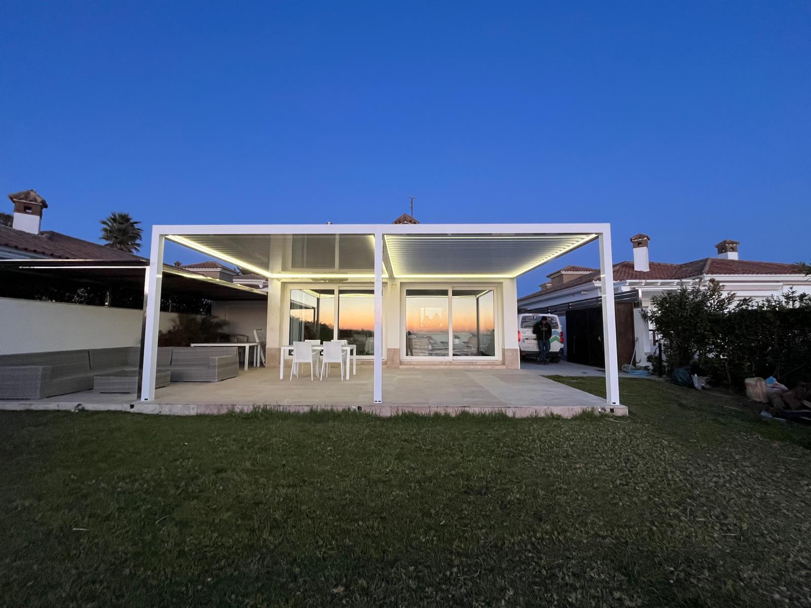 Pérgola bioclimática CEPI en chalet con jardín, Cádiz