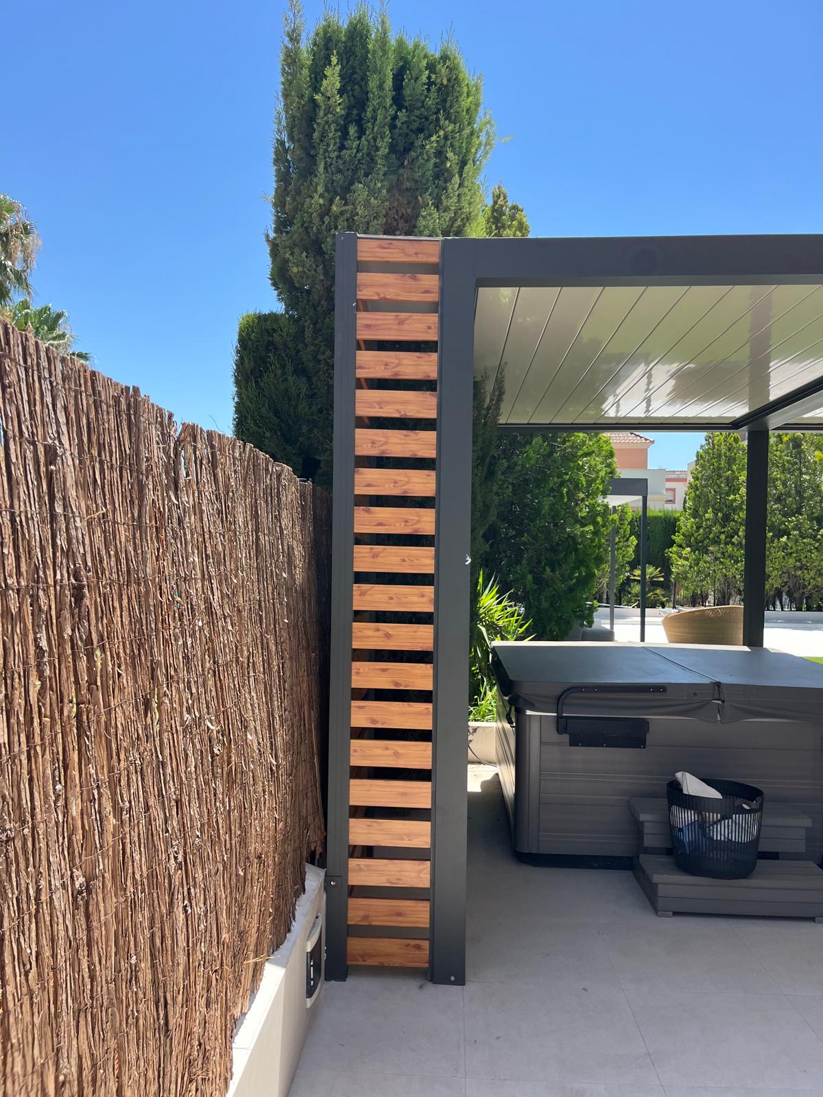 Pérgola HIBRA HOR450 con acabado madera y jacuzzi