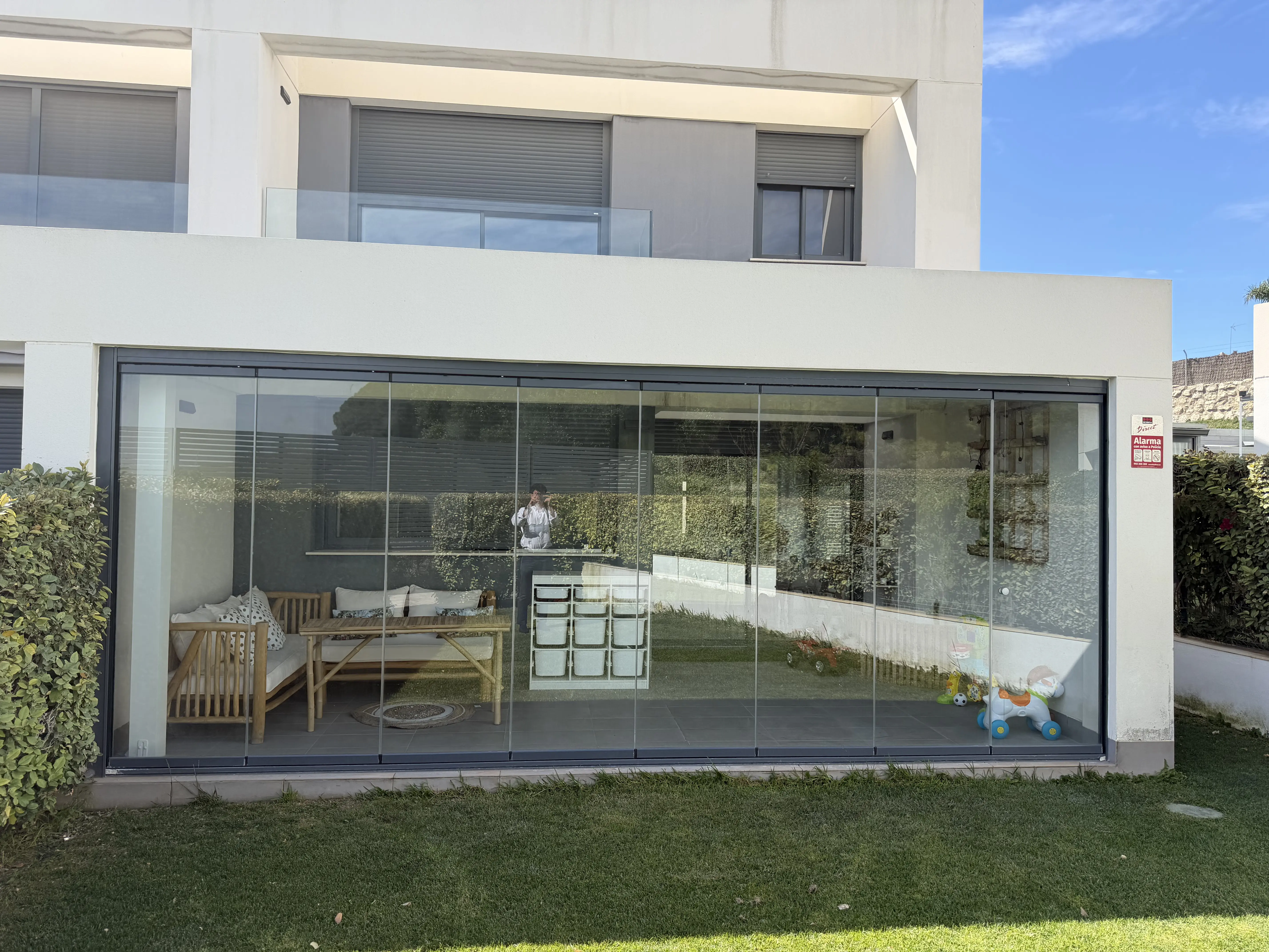 Cortina de cristal panorámica instalada en chalet de El Puerto de Santa María