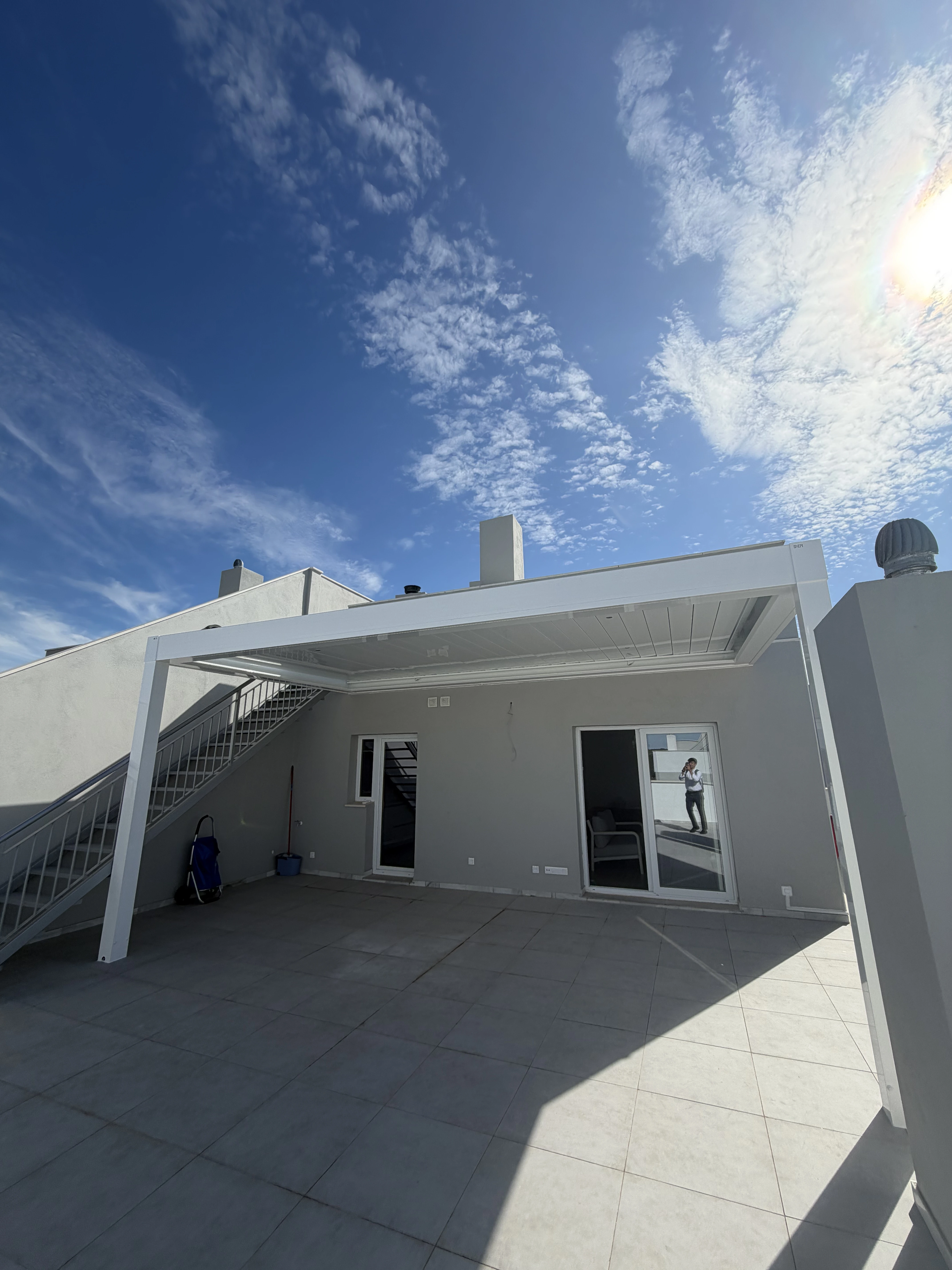Pérgola bioclimática en terraza frente al Atlántico en Conil de la Frontera