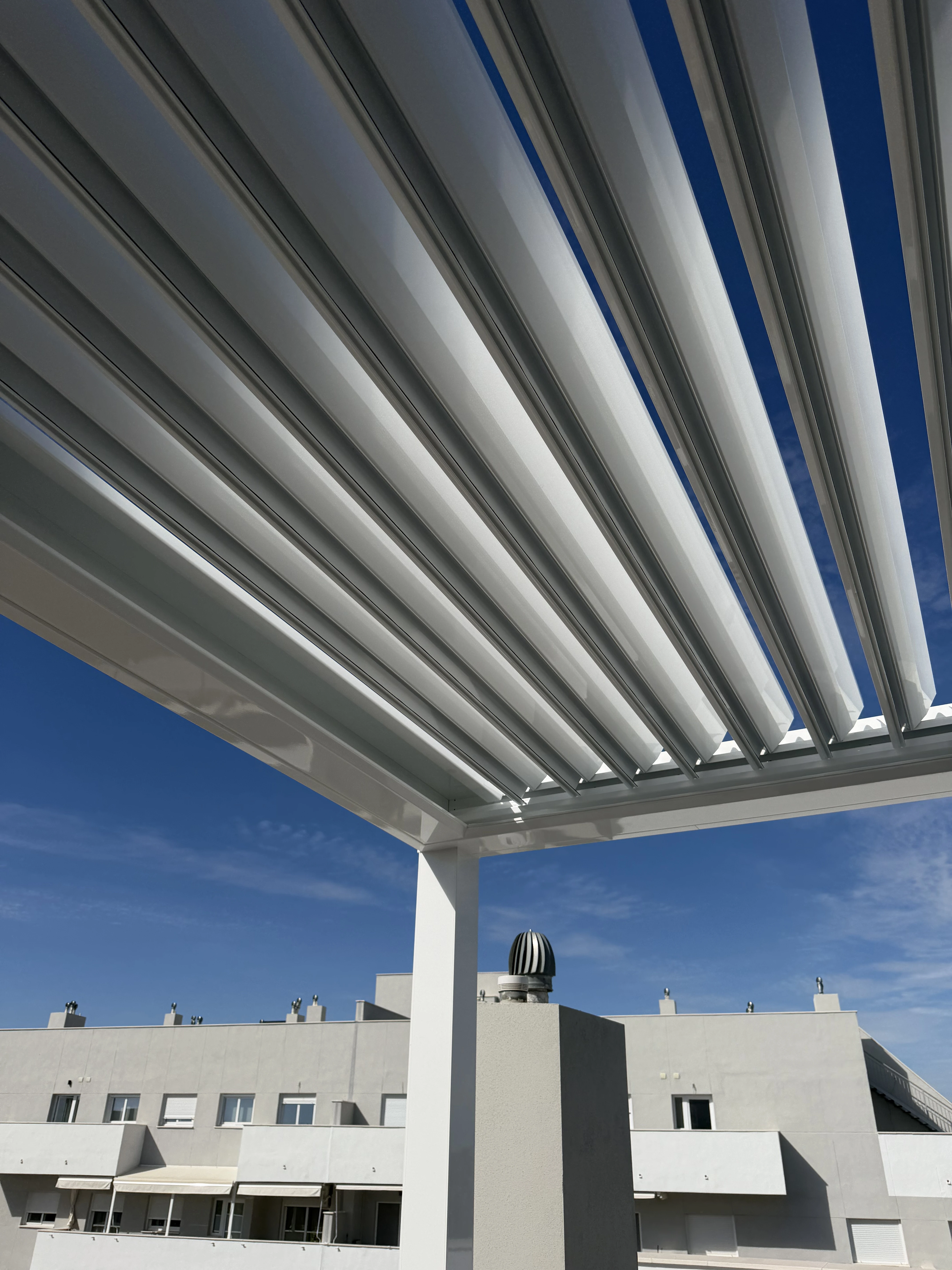 Pérgola bioclimática con lamas orientables en villa de lujo en Sotogrande, Cádiz