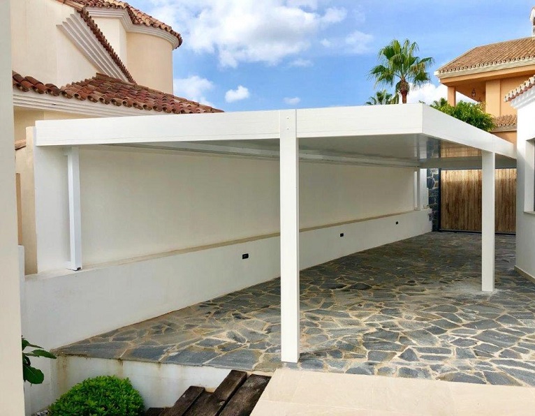 Pérgola Solario premium con panel sándwich en Cádiz