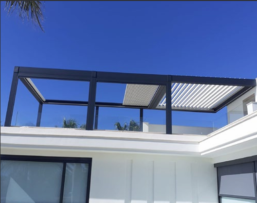 Pérgola bioclimática antracita en ático en Jerez de la Frontera