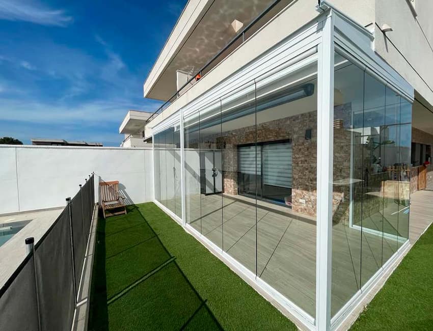 Cerramiento de terraza con cortinas de cristal en chalet, Jerez