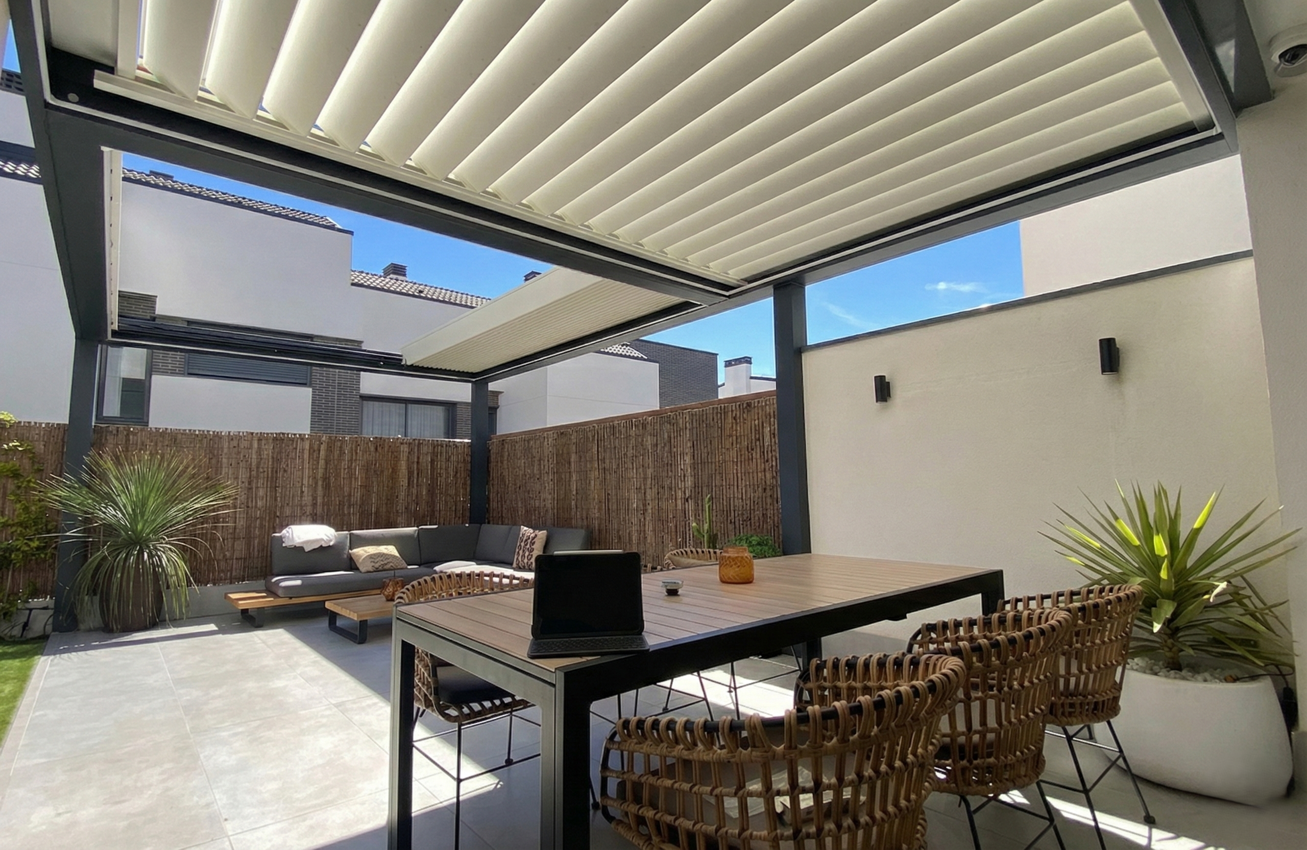 Pérgola bioclimática con cortinas de cristal y suelo técnico en chalet de Montealto