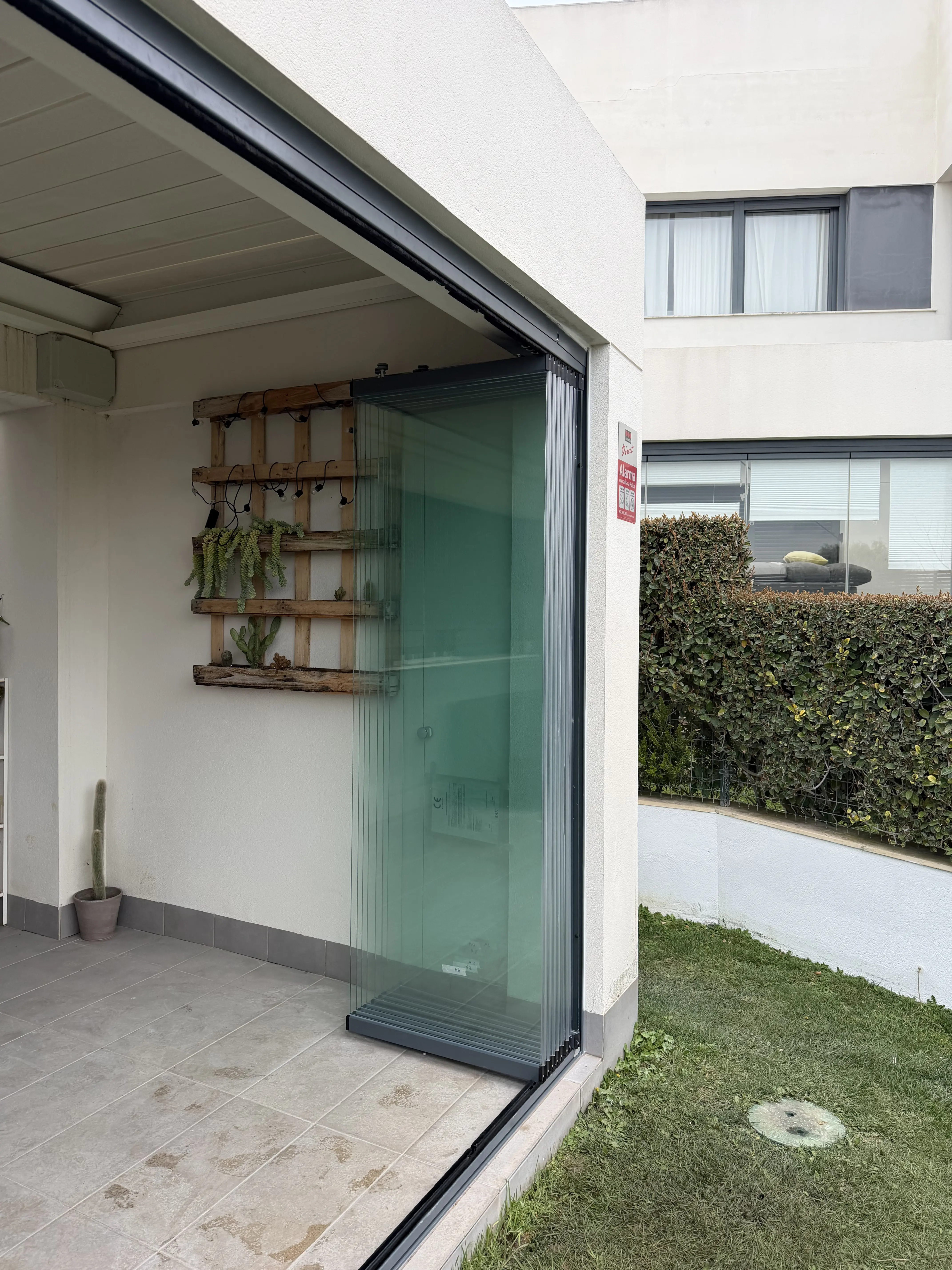 Cortina de cristal en terraza frente al mar