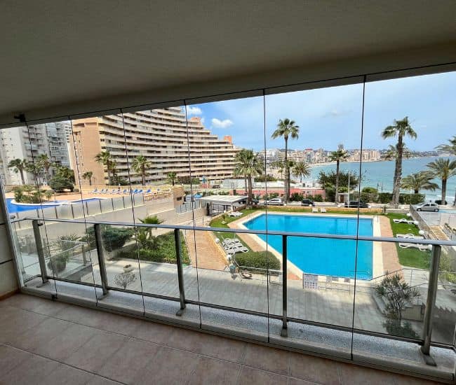 Cortinas de cristal KADO K20 multicarril en terraza con vistas al mar