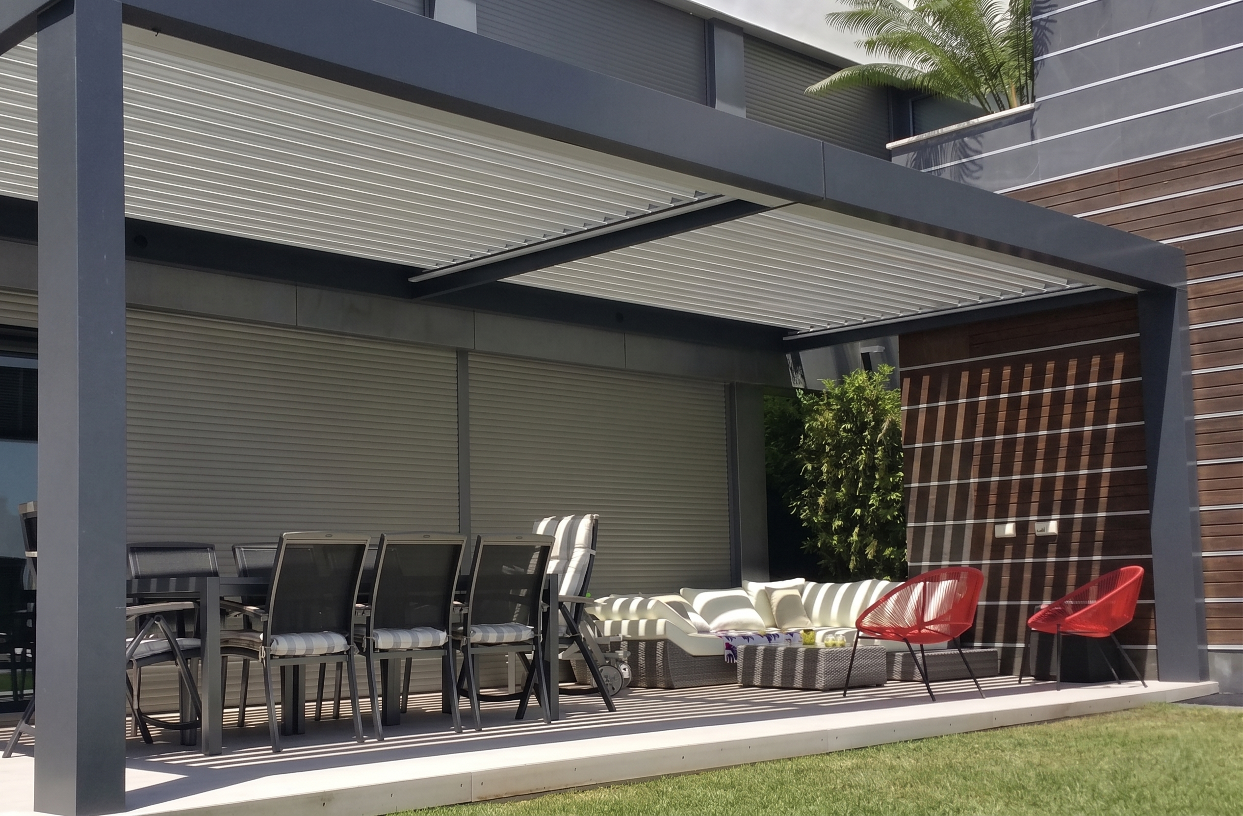 Pérgola bioclimática orientable de doble módulo en terraza residencial