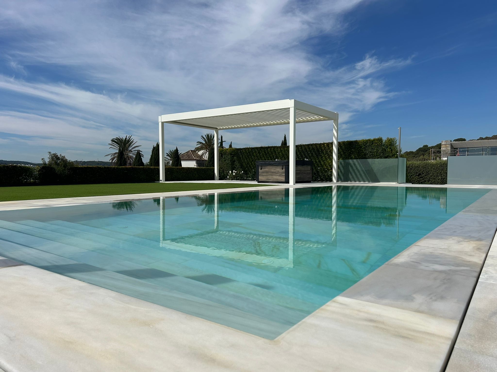 Pérgola bioclimática junto a piscina