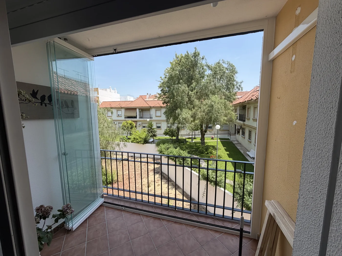 Cortinas de cristal abiertas hacia el jardín en Sanlúcar