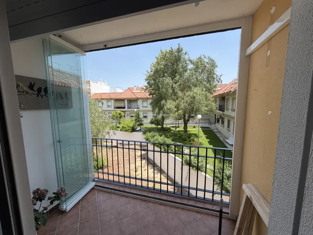 Cortinas de cristal abiertas hacia el jardín en Sanlúcar