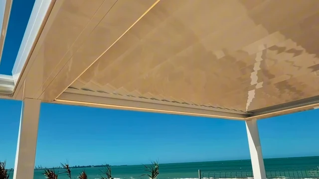 Vista de la cubierta blanca cerrada con el mar al fondo