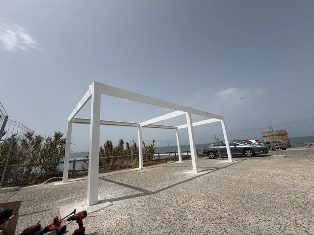 Estructura de las pérgolas durante el montaje en el paseo Antonio Ariza