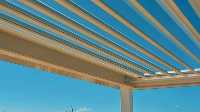 Lamas orientables abiertas bajo el cielo de Vistahermosa