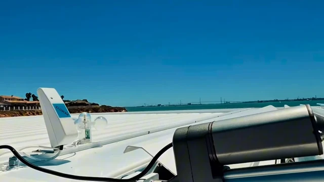 Detalle del motor y del sensor instalados sobre la cubierta