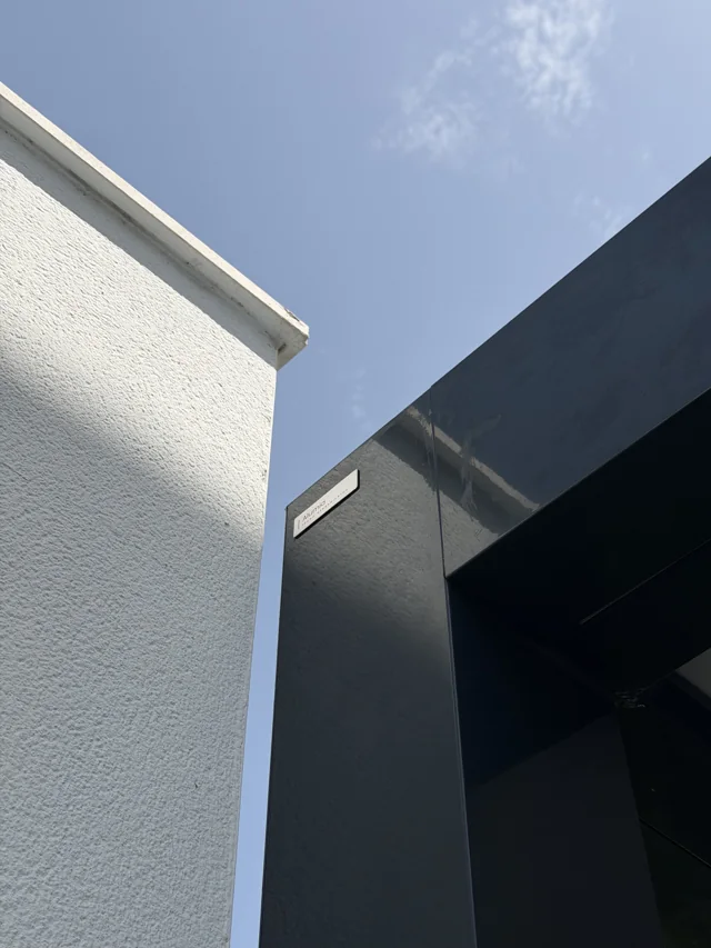 Detalle de la viga gris y su encuentro con la fachada