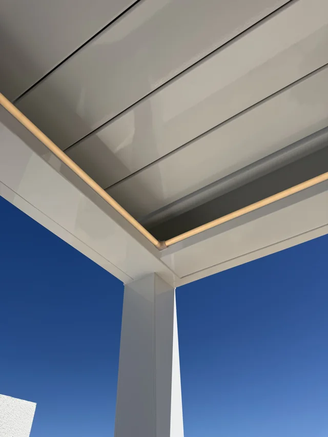 Detalle de la unión de las lamas y la estructura blanca