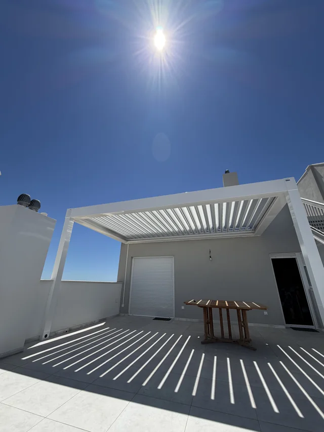 Pérgola de El Puerto con las lamas abiertas y sombra sobre la terraza