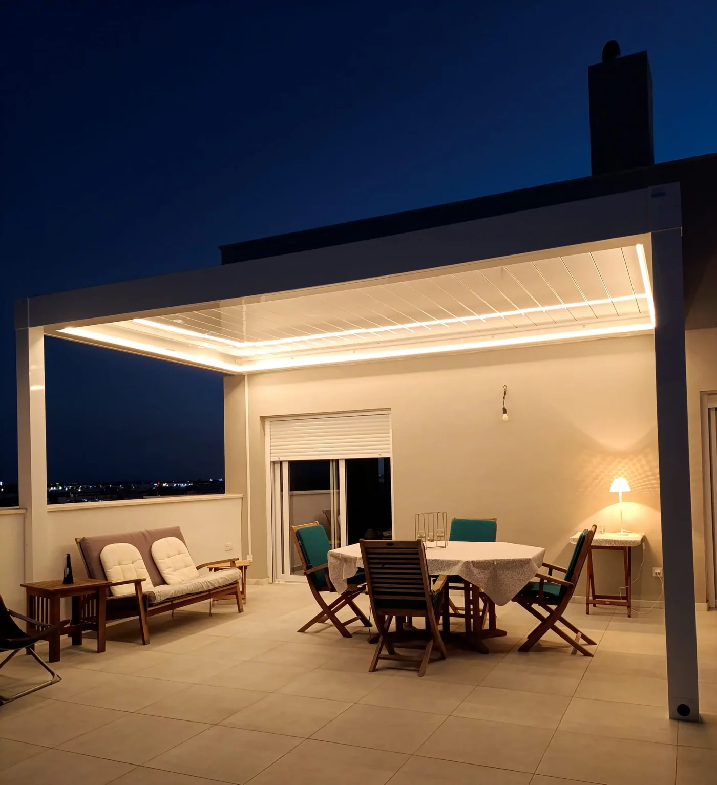Pérgola bioclimática blanca con iluminación perimetral en El Puerto de Santa María