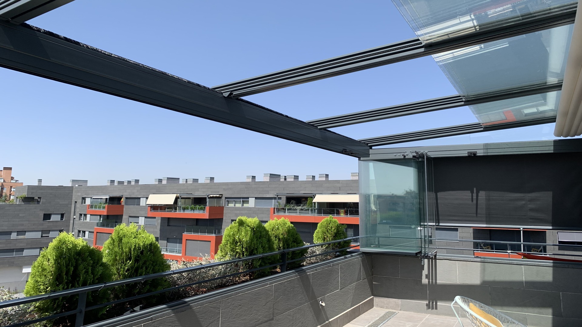 Techo móvil motorizado abriéndose en terraza en Cádiz